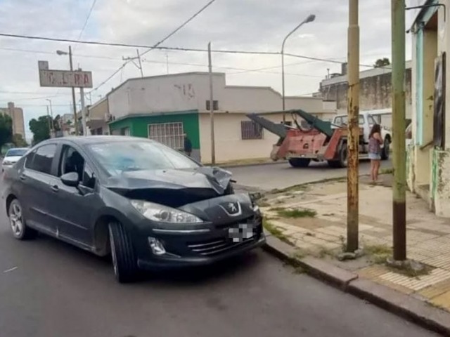 Lo enga llevndolo a un motel, lo encerr y le rob el auto